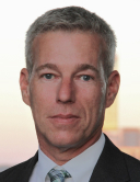 Porträt eines Geschäftsmanns mit Anzug und Krawatte