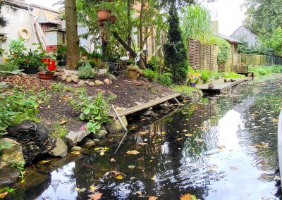 Wasserweg mit Ufergarten am Kanal