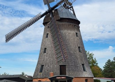 Historische Windmühle bei Ausflug mit Team