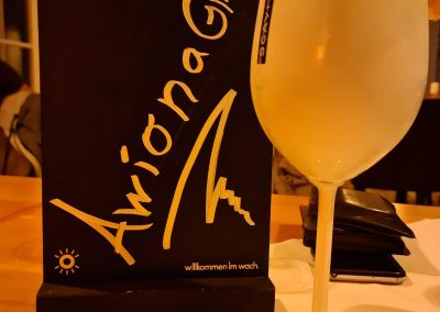 Awiona Getränkekarte mit Glas auf Tisch