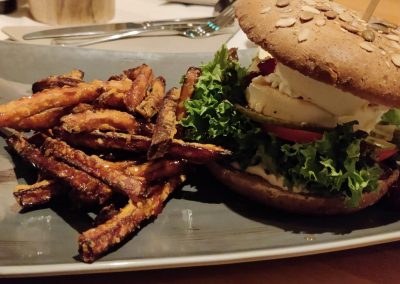 Vegetarischer Burger mit Süßkartoffelpommes