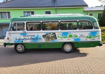 Spreewald LandSchleicher vor Gebäude