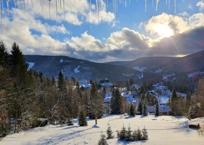 Blick auf Winterlandschaft mit Sonne